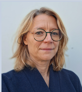 Mme DOUCAS